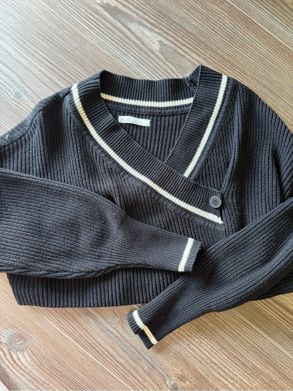 OAK + FORT Black V-Neck Cropped Sweater with Cream Trim